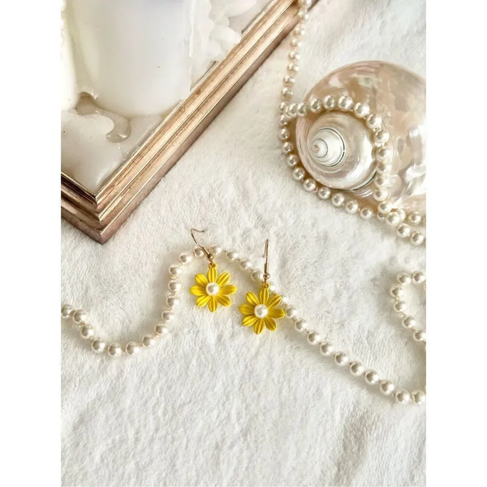 Yellow Daisy dangle earrings with faux pearl ￼
